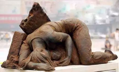 河南暴雨，她把女兒高高舉起：如果你還活著，一定要記得我愛你！